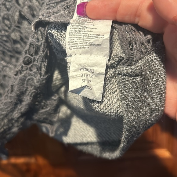 Gray long sleeve tee with lace detail - Picture 4 of 5